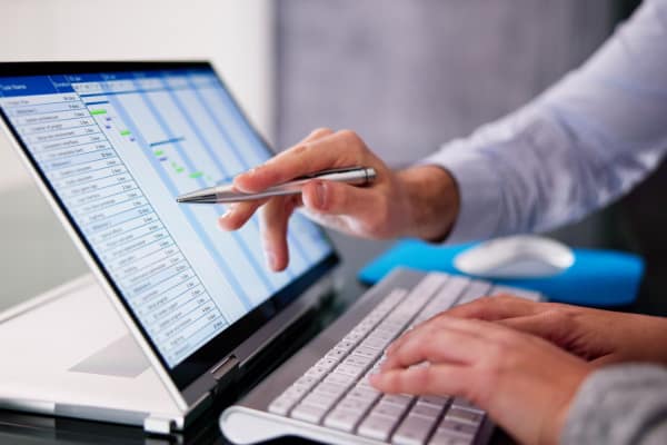 ERP Einzelfertigung: Kalkulation und Terminplanung im ERP-System am Laptop