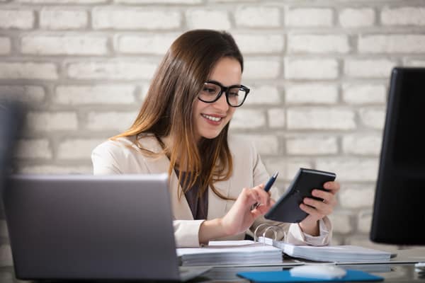 Mitarbeiterin bespricht ein Kundenangebot am Tablet im Büro