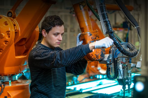 ERP System für die Fertigung: Techniker bei der Einrichtung einer Roboterzelle