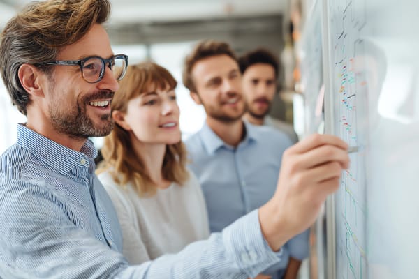 ERP Auftragsfertigung: Team plant den Auftragsablauf gemeinsam am Whiteboard
