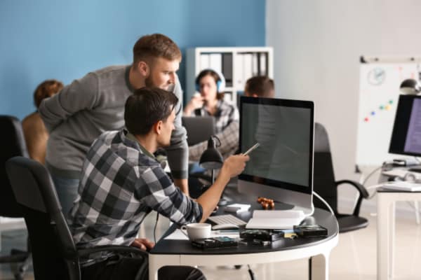 Team bespricht am Bildschirm im Büro, was ist ERP und wie es im Arbeitsalltag unterstützt