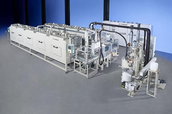 Mehrteilige Industrieanlage mit Reinigungs- und Bearbeitungsmodulen in der Produktion