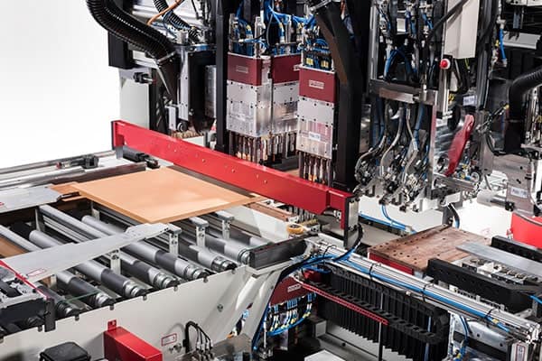 CNC-Bearbeitungszentrum fräst und bohrt ein Holzwerkstück - Fertigungssteuerung mit ERP Maschinenbau