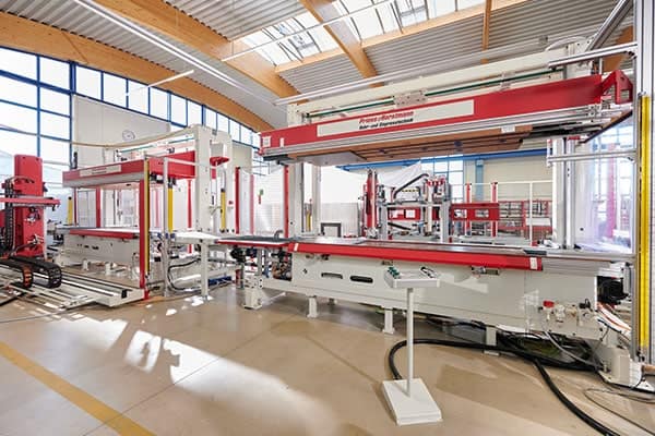 Große Fertigungsanlage in einer lichtdurchfluteten Produktionshalle
