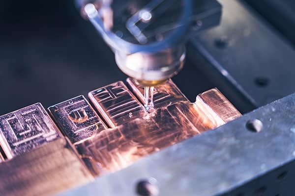 Präzises Zerspanen von Bauteilen an einer CNC-Fräsmaschine: ERP Zerspanung sorgt für lückenlose Auftragsdaten