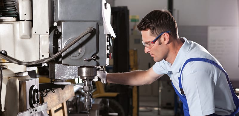MES ERP in der Praxis: Mitarbeiter an der Maschine