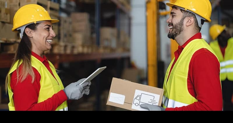 Zwei Kollegen besprechen Bestände der Lagerverwaltung Software im Lager
