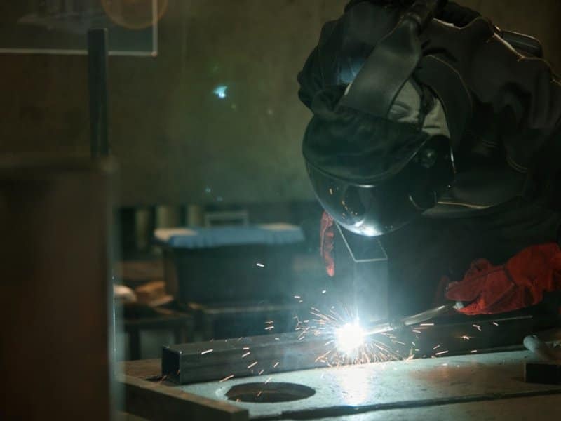 Schweißer bei der Arbeit in einer Metallwerkstatt