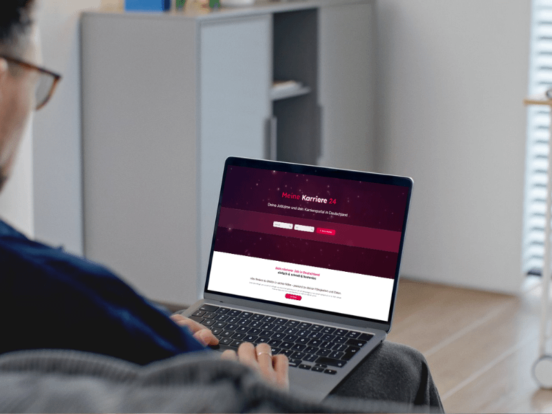 Meine Karriere24 4 Nahaufnahme eines Nutzers, der das moderne Bewerber-Portal Meine Karriere24 auf einem Laptop im Homeoffice nutzt