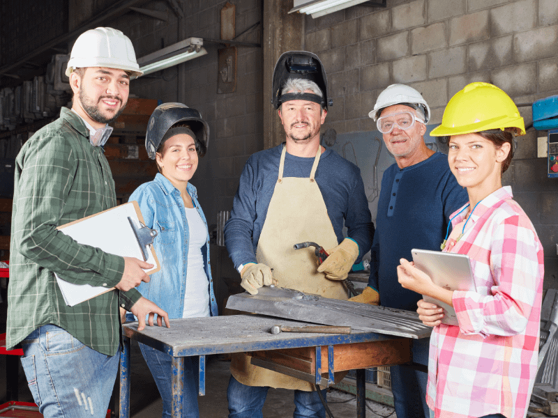 Meine Karriere24 3 Ein Team von Handwerkern und Fachkräften in Arbeitskleidung repräsentiert die Branchenvielfalt der Jobbörse.