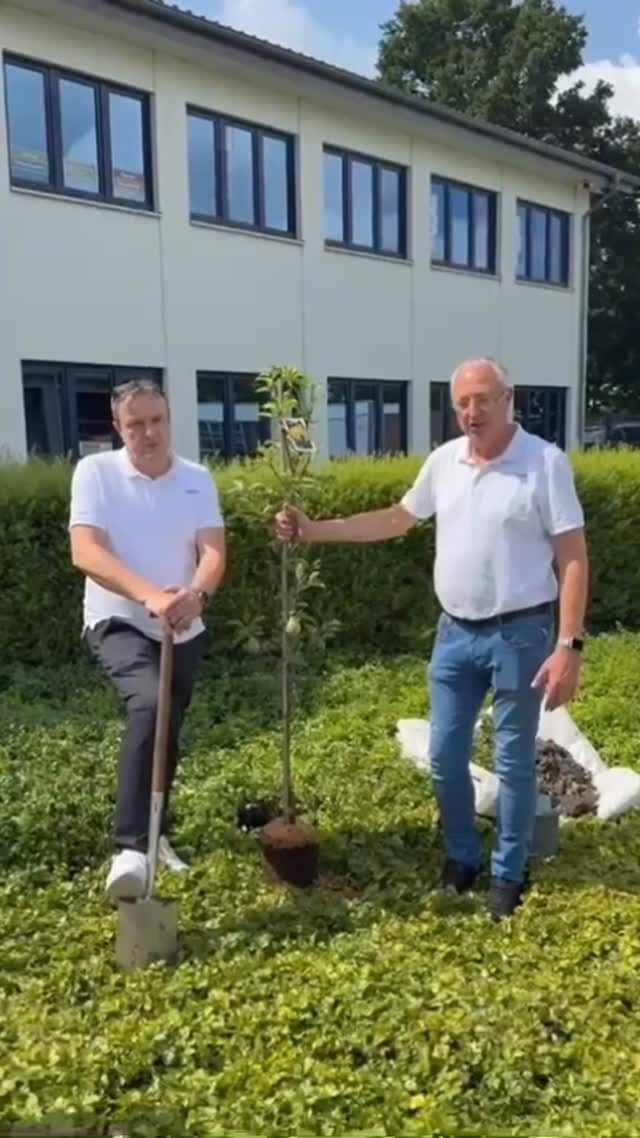 #baumchallenge2025 

Vielen Dank für die Nominierung @natelberg_gebaeudetechnik 🌳

Wir habens geschafft 💪🏼 und ein 🍐- Baum hat ein schönes Plätzchen gefunden! 

Wir nominieren 
@datatec.dienstleistungen 
@zvoove 
@es_edgarschroeder_zeitarbeit 

Ihr habt 7 Tage Zeit einen Baum zu pflanzen….also legt los! Ansonsten freuen wir uns über eine Einladung zum Grillen! 🤭😅